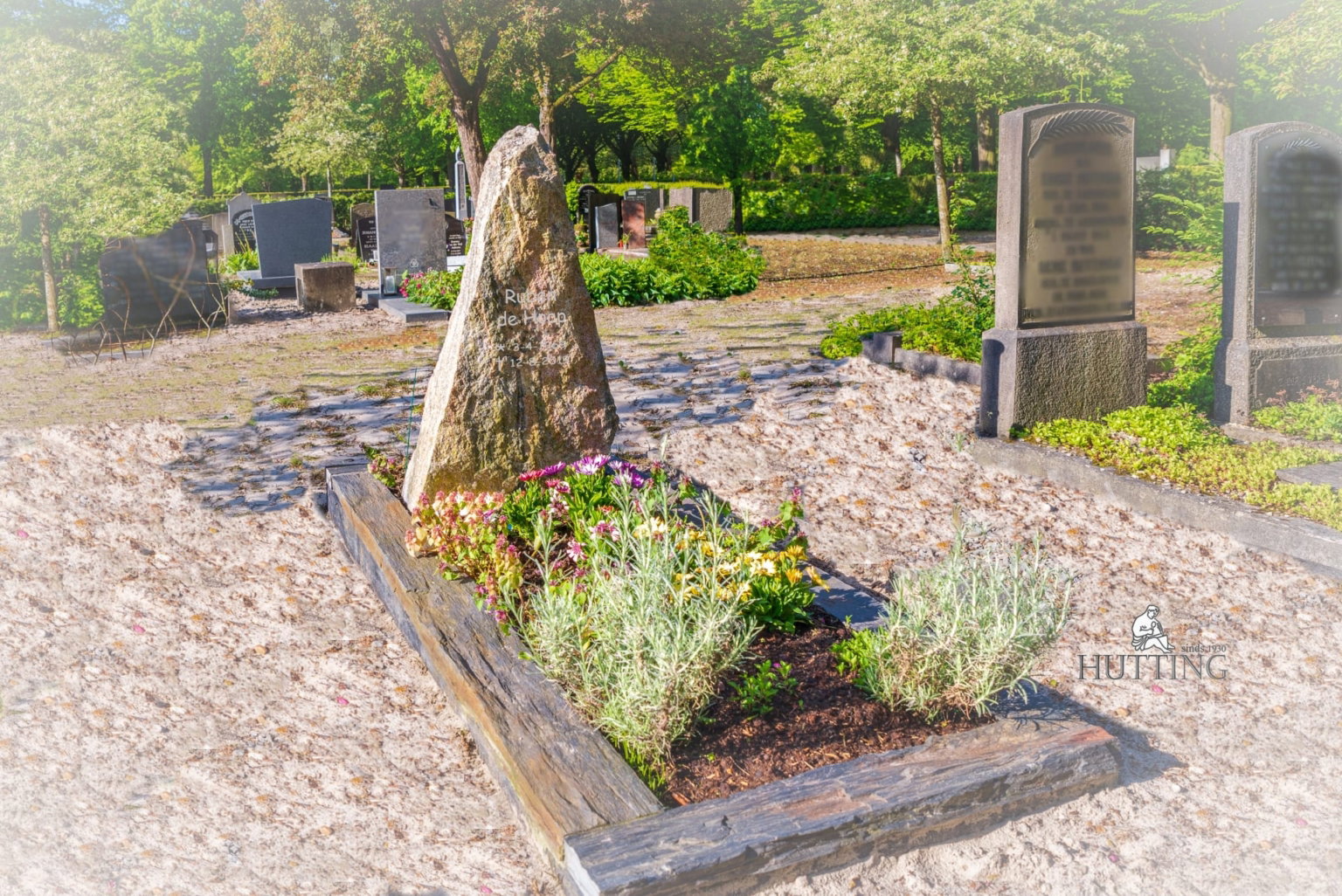 Ruwe grafsteen met leisteen omranding scaled
