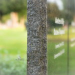 Grafsteen met ruwe zijkant scaled