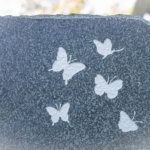 Grafsteen met vlinders scaled