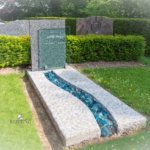 Grafmonument licht labrador graniet met glazen blokken scaled