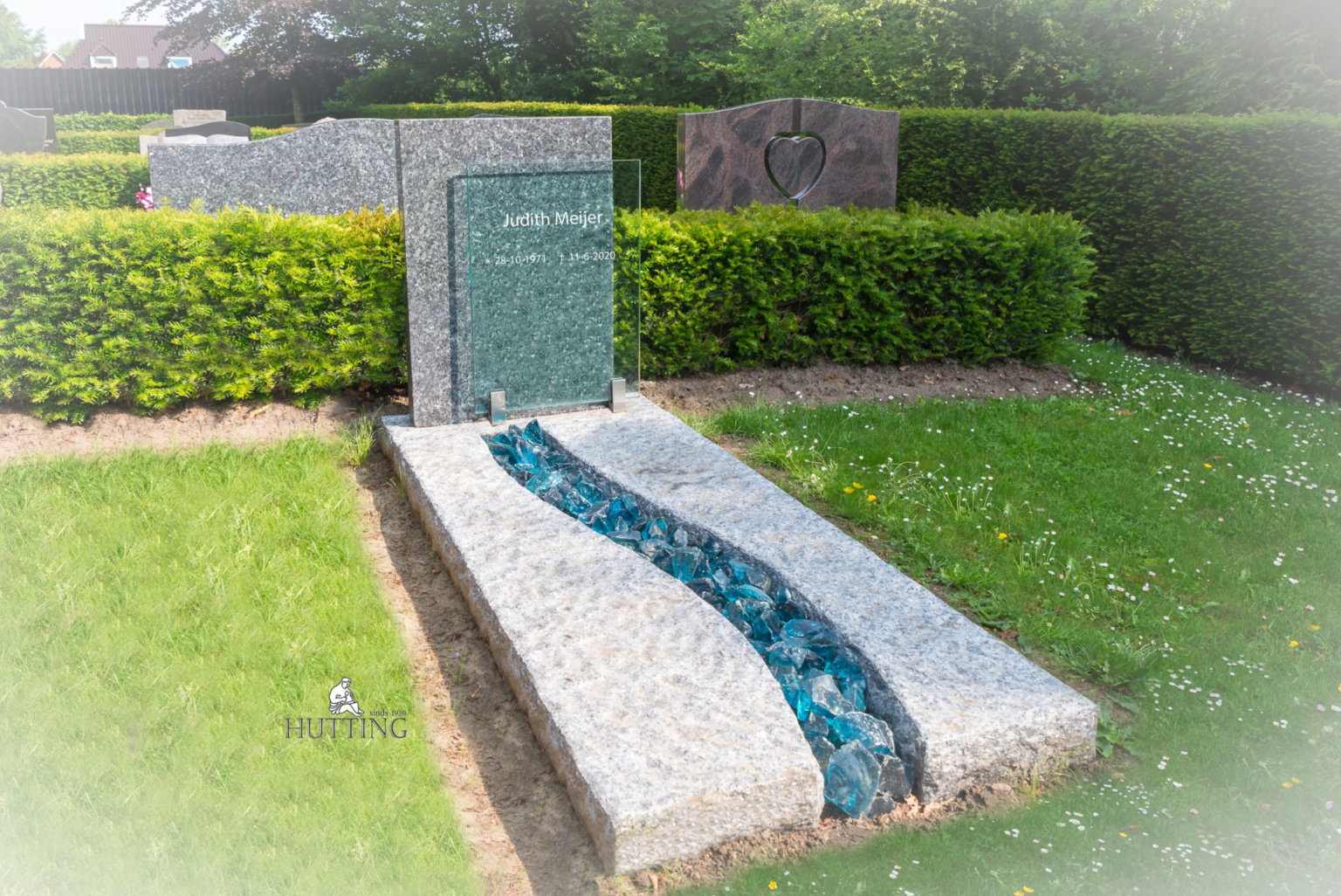 Grafmonument licht labrador graniet met glazen blokken scaled