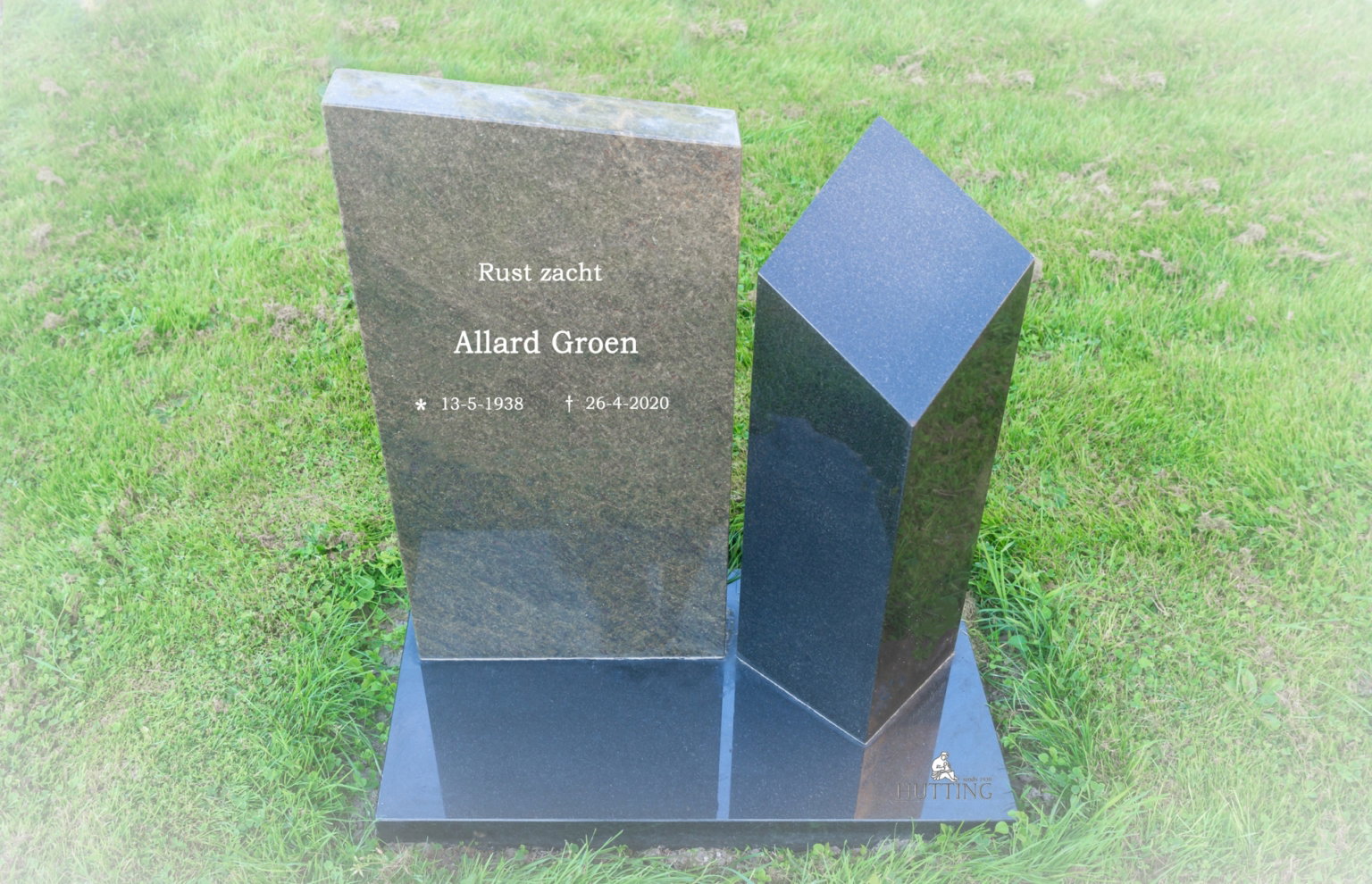 Bovenaanzicht emerald green grafmonument scaled