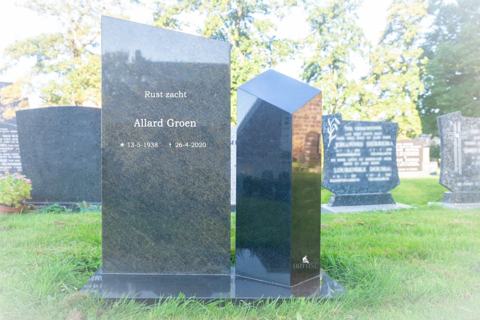 Grafmonument emerald green scaled