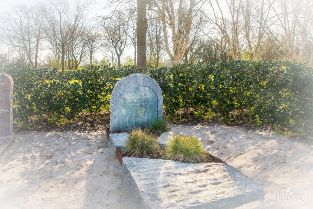 Ruwe grafsteen met cortenstaal scaled