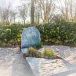Ruwe grafsteen met cortenstaal scaled