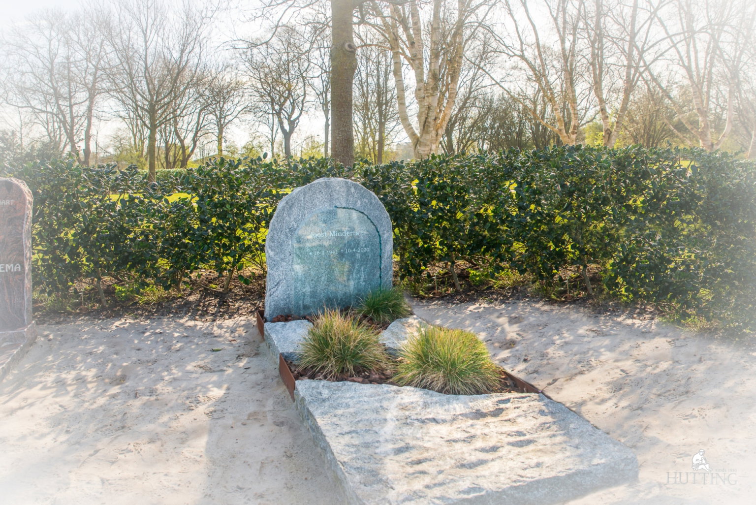 Ruwe grafsteen met cortenstaal scaled