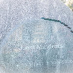 grafmonument met glas scaled