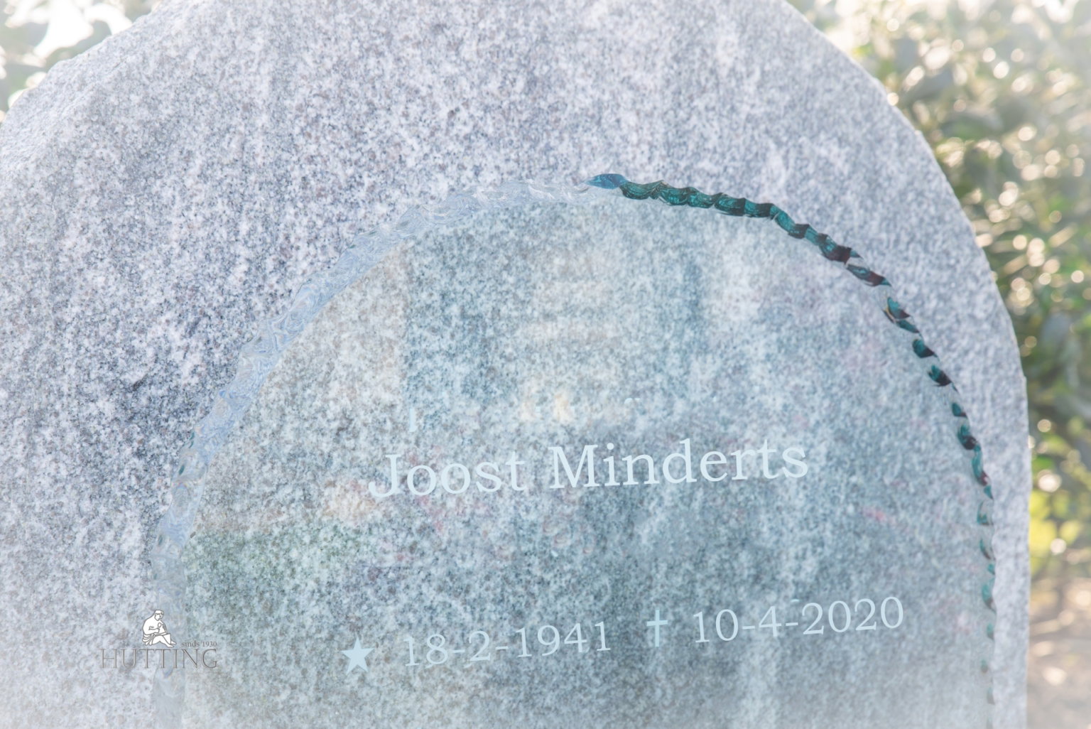 grafmonument met glas scaled