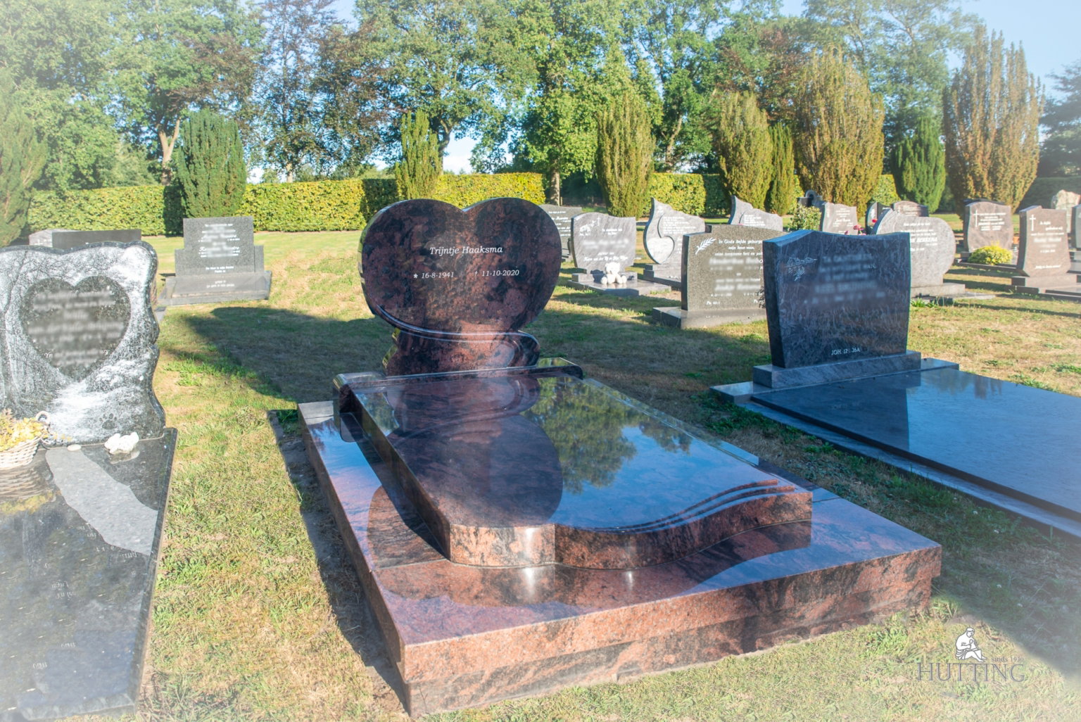 Grafsteen aurora red graniet in hartvorm scaled