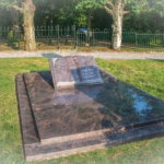 Grafmonument boek scaled