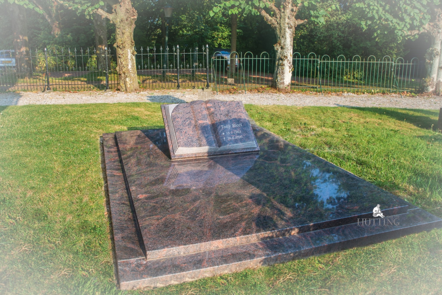 Grafmonument boek scaled
