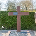 Grafsteen gemaakt van een houten kruis scaled