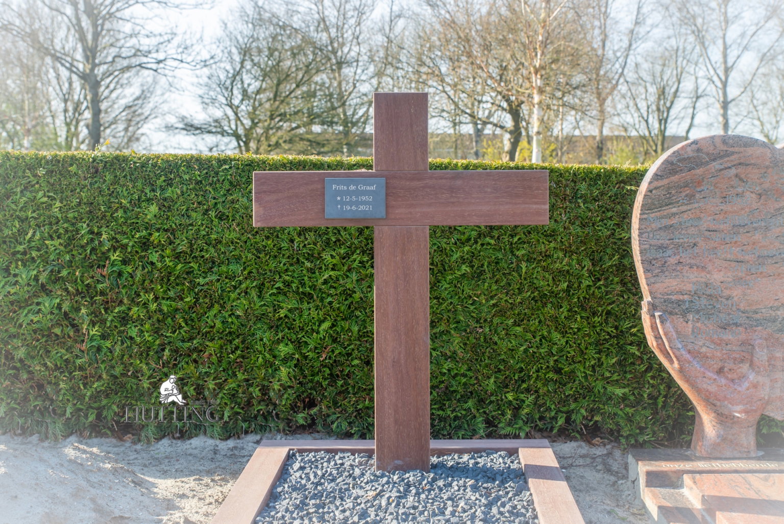 Grafsteen gemaakt van een houten kruis scaled