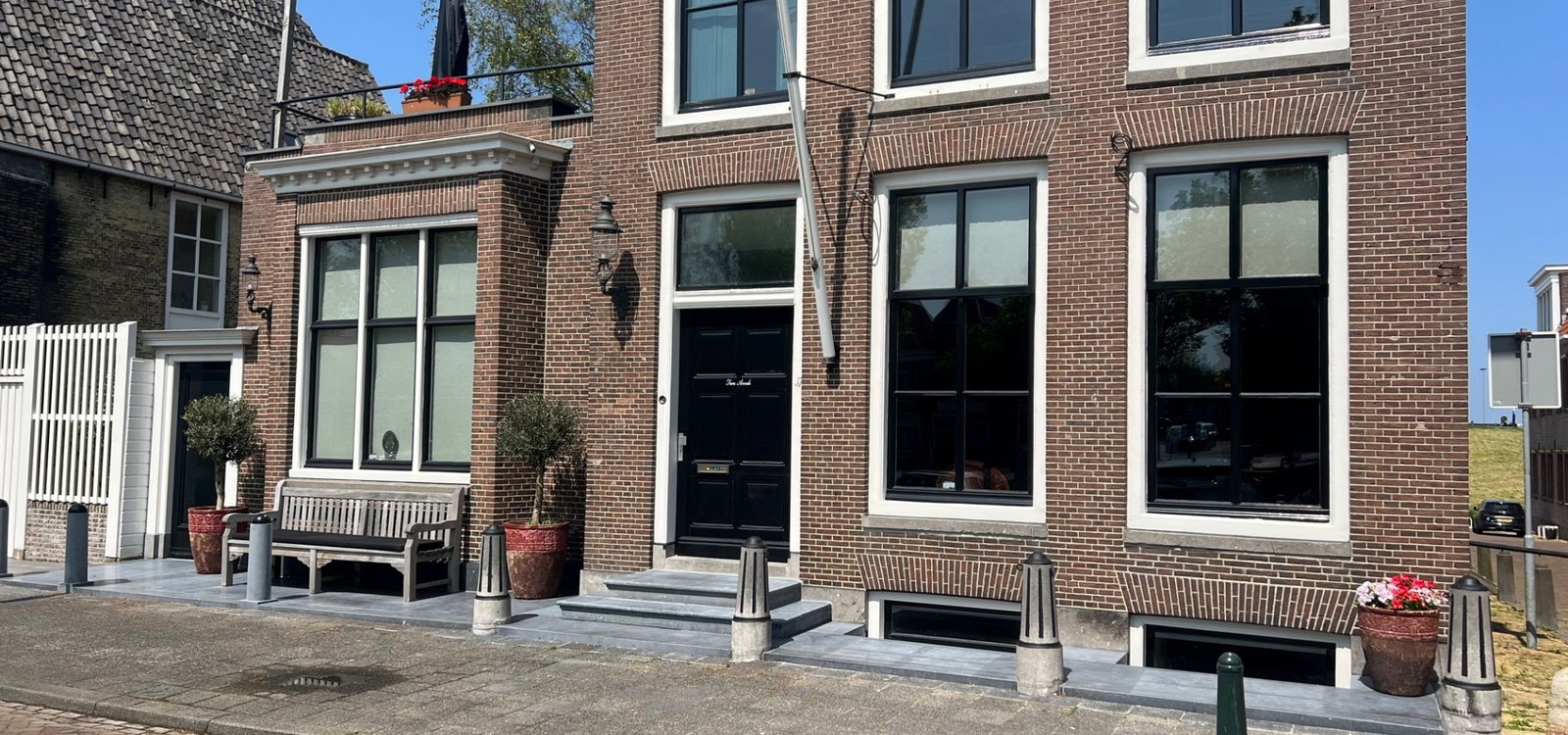 Hardsteen stoep Harlingen scaled