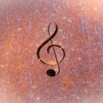 Grafsteen muzieksleutel scaled