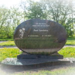 Grafmonument rood graniet scaled