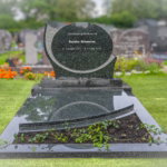 groen grafmonument met tuintje scaled