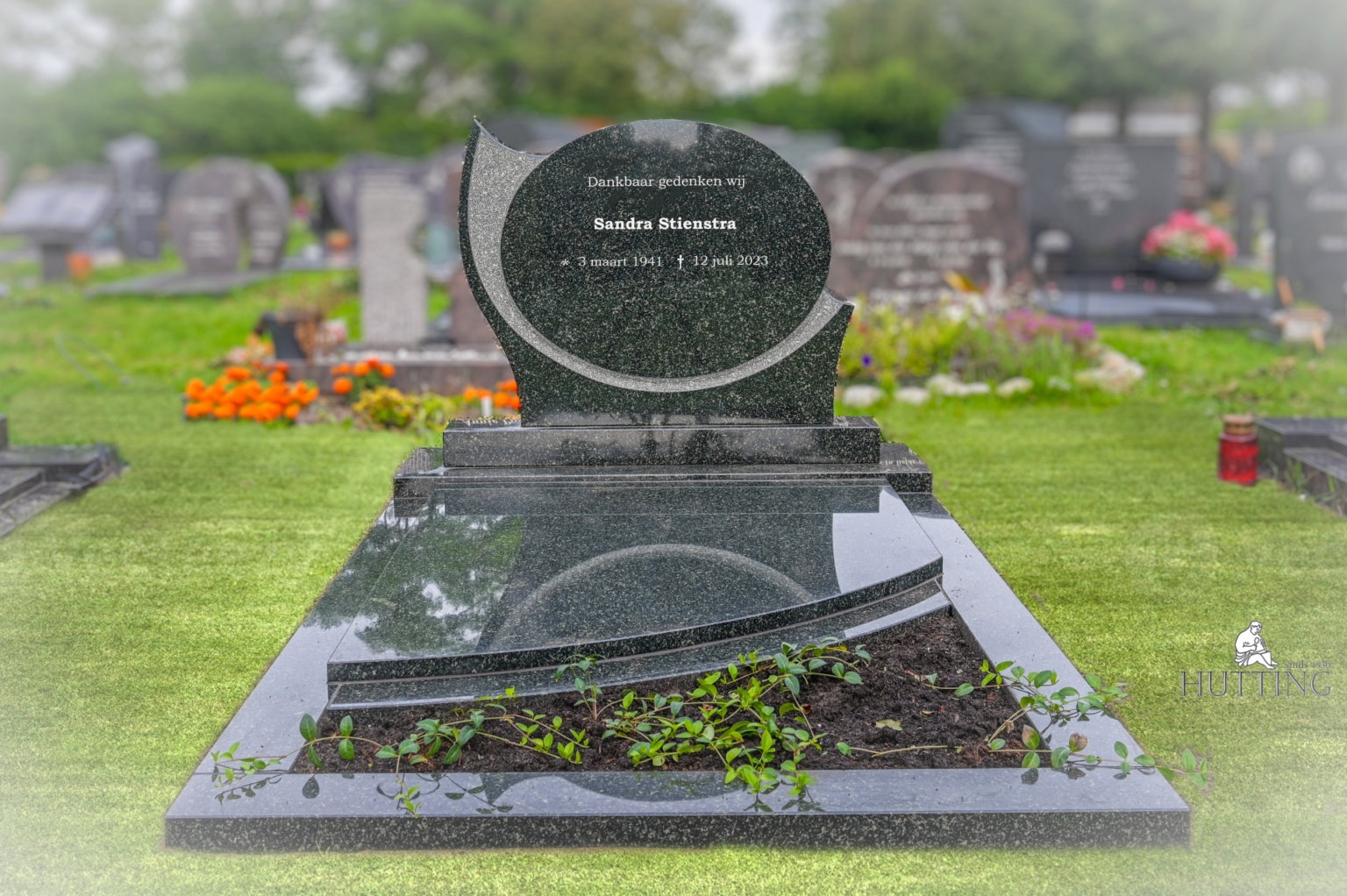 groen grafmonument met tuintje scaled