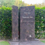 Grafmonument rood graniet scaled