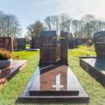 Grafmonument met kruis scaled