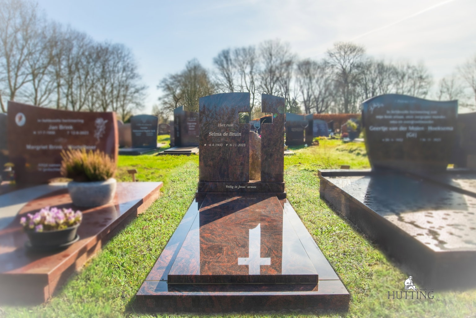 Grafmonument met kruis scaled
