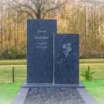 Grafsteen met bloem scaled