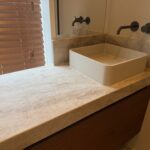 Wastafel beige natuursteen scaled
