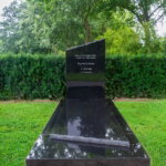 grafmonument met grafbedekking scaled