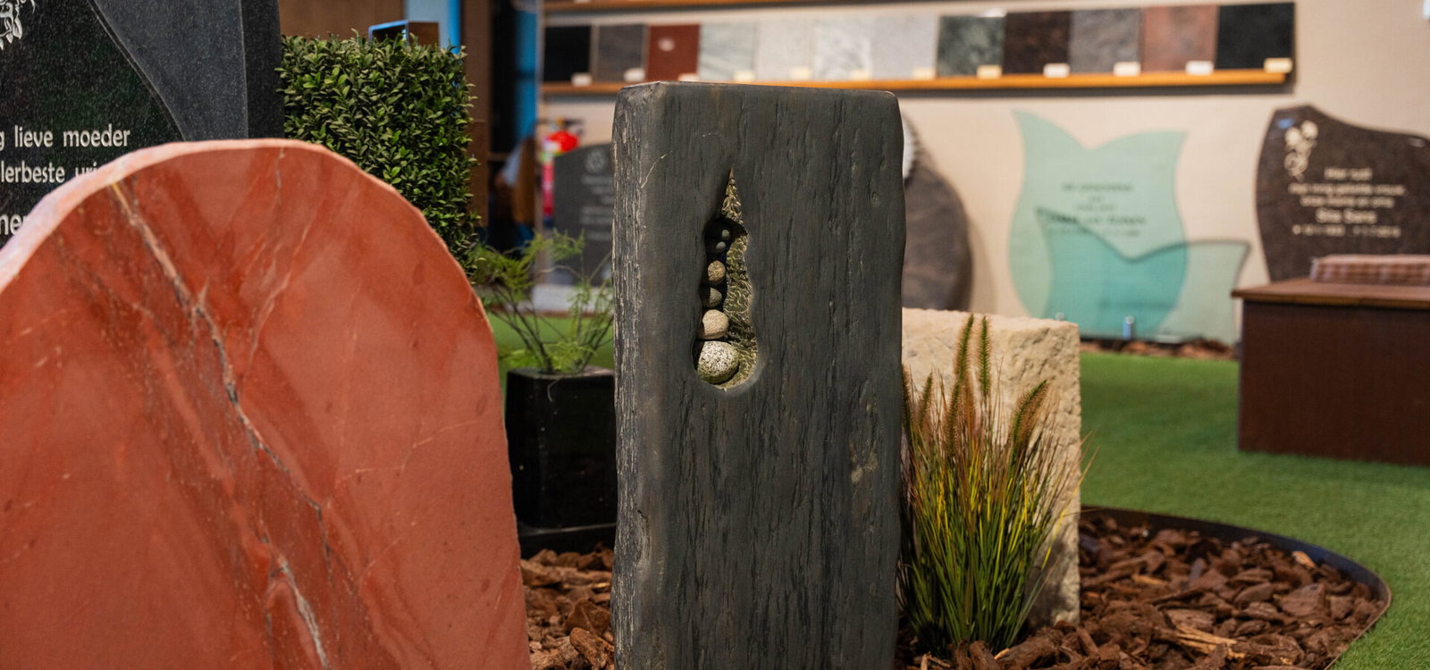 Natuursteensoorten aan de wand van de showroom