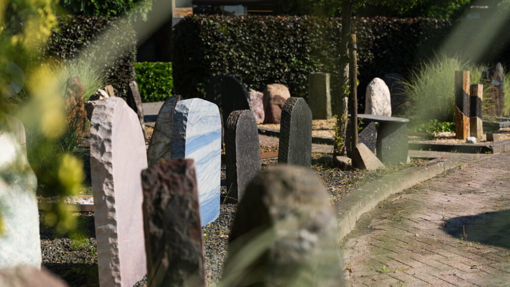 Staande grafstenen in verschillende natuursteensoorten